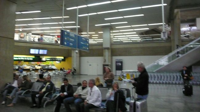 かばんをあきらめて、外に出ようとしたらさっきの人が追いかけてくれて<br />「バック、ありましたー！」<br /><br />どうやら別のベルトに流れていたようでした。<br /><br />みつかってよかった。