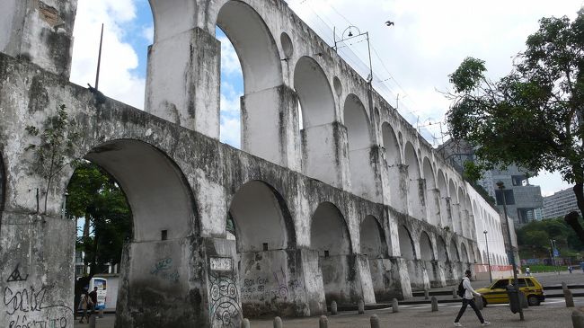 水道橋。<br />この上を市電が走るということです。<br />しかも、コルコバードの丘の近くまで行くということで、<br />「ひょっとしたら、コルコバードの丘までいけるのか？」<br /><br />と思い、乗ることにしました