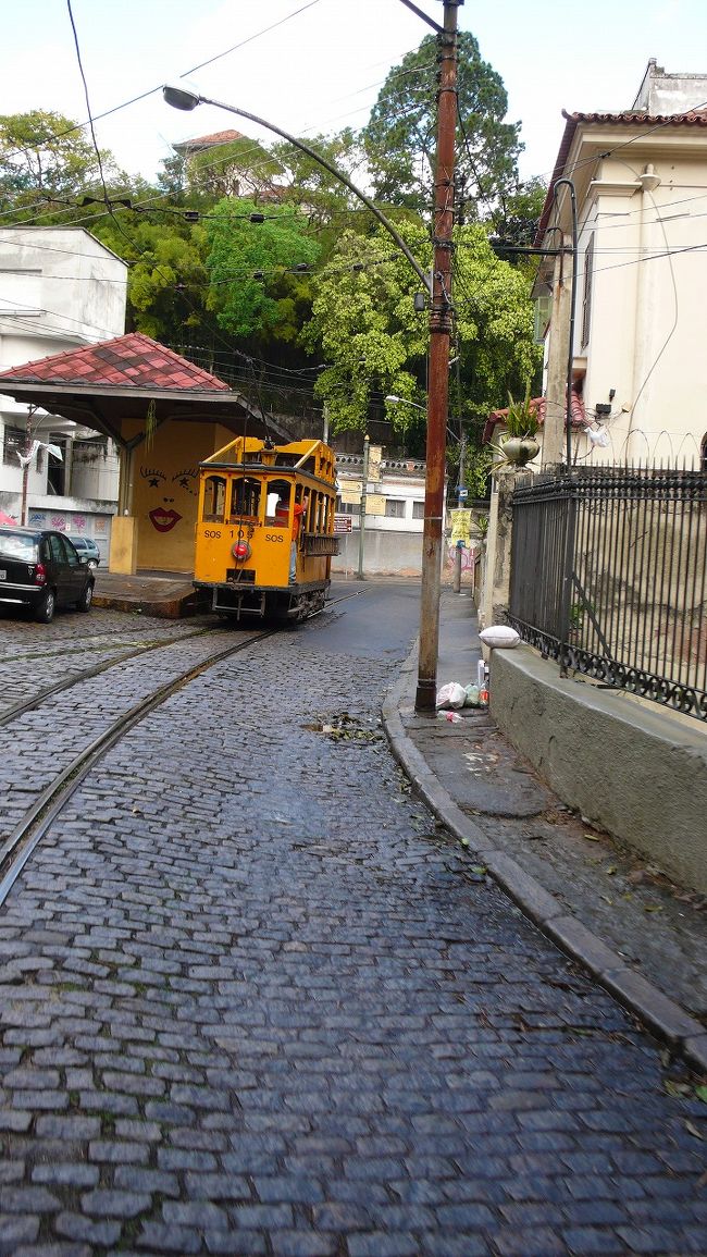 駅を通り過ぎ、右に曲がってすぐに