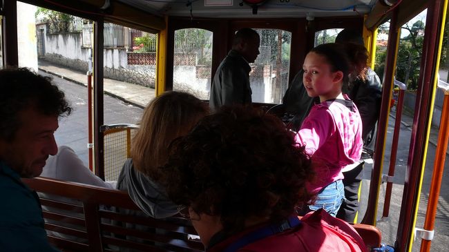 電車が止まりました。<br /><br />運転手は電話をかけていました。<br /><br /><br />「ここから先、電気が来ていない」とのこと。<br />で、どうやら当分動かない感じです。