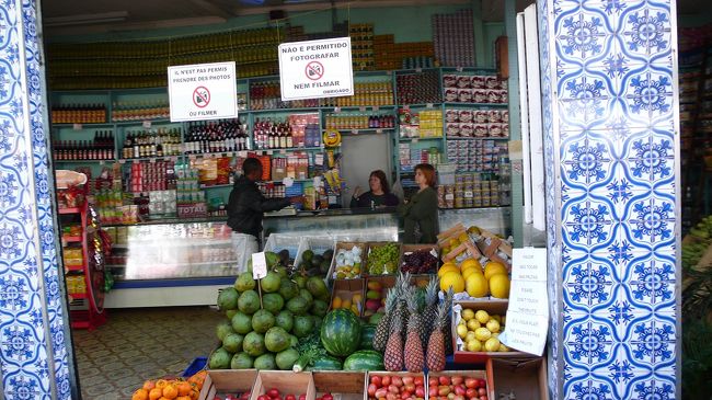 みんな、「またか」という感じで、のんびり待っていたり、電車を降りて散歩したり買い物したりしてました。