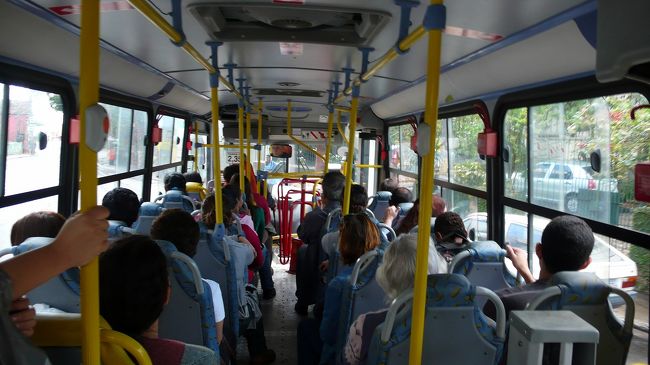 僕もしばらくじっととしていたのですが、<br />隣の人に話を聞くと、やはりこの市電ではコルコバードの丘には行かないそうでした。<br /><br />仕方なく、向こうからきたバスに手を上げて乗り、市内に引き返すことにしました。