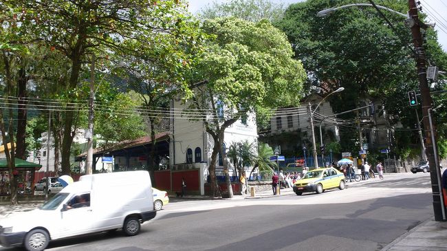 コルコバードの登山電車乗り場に到着。<br />バスに乗る前に、運転手にコルコバードに行きたいことを伝えておくと、<br />「ついたよ」と、知らせてくれます。