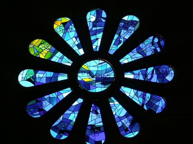 「大窓」<br /><br />ゴシックの大聖堂のバラ窓を思わせる大窓