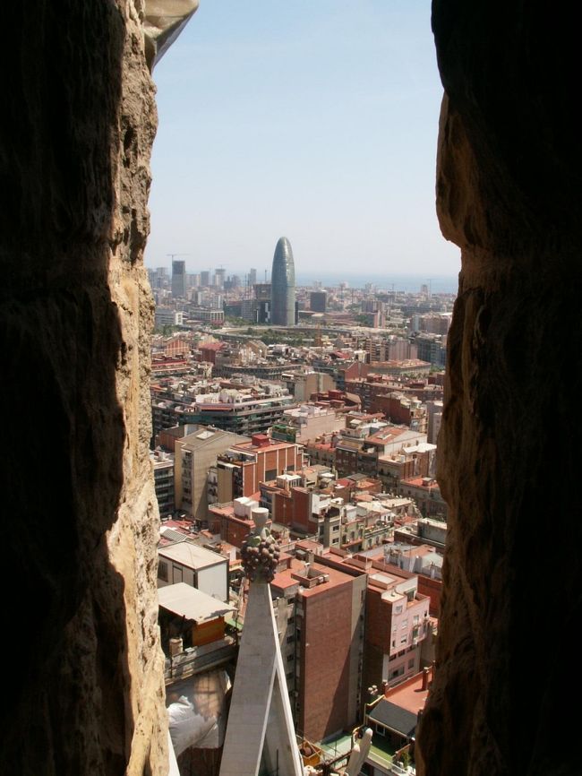 バルセロナ市内を一望できます。<br /><br />遠くに見えるあの建物は・・・
