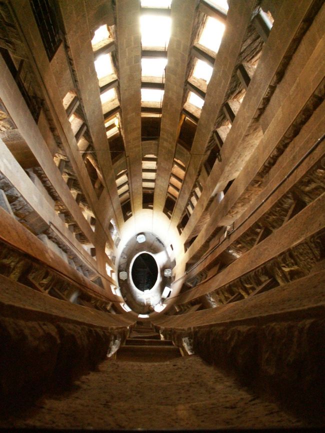 「鐘楼の内部」<br /><br />鐘楼の窓のひさしの傾斜は、ガウディが鐘の音を市全体で聞こえるように計算してつけたもの。