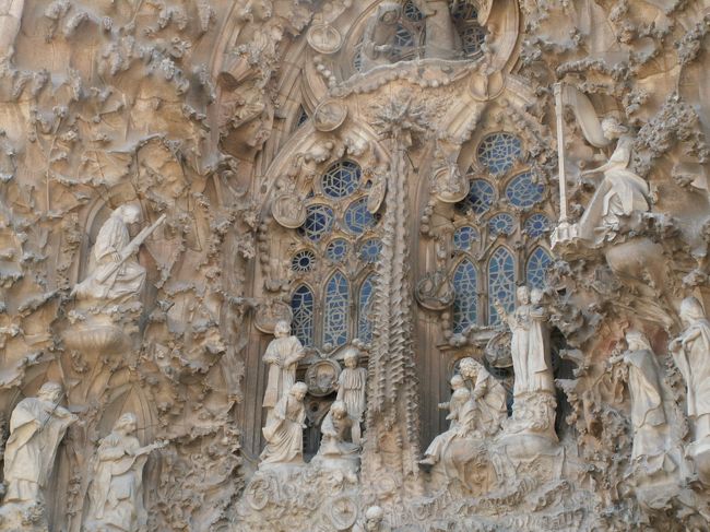 中央の星は「ベツレヘムの星」<br /><br />中央の群像から尾を引く流れ星で、幼子イエスに向かって光を放つ。<br />周りには子供の天使たちの合唱隊、さらにその周りには音楽を奏でる天使たちが配置されています。<br />「生誕の門」のこれらの天使像は、日本人彫刻家の外尾悦郎氏の作。