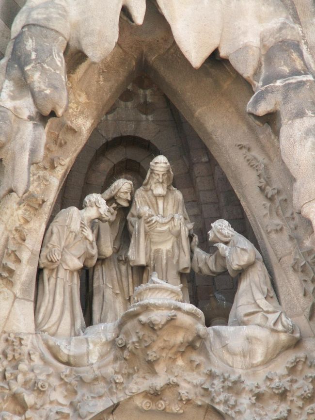 「シメオンに抱かれるイエス」<br />ヘブライの法に従い、ヨセフとマリアは息子を神殿に連れて行き、司祭シメオンの祝福を受けます。