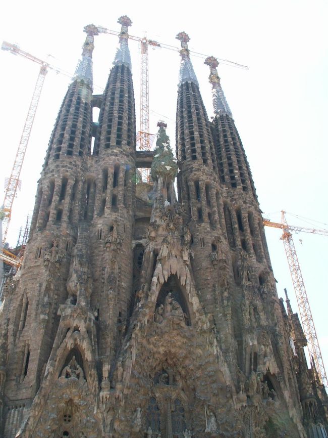 「生誕のファサード」<br /><br />イエス誕生の歓喜を表したもの。<br />聖母マリアの受胎告知やエジプトへの逃避、イエスと博士たちとの議論など、イエスの幼少期のできごとも表現されています。<br /><br />全体が大きな優しさで包まれているような感覚を覚えます。