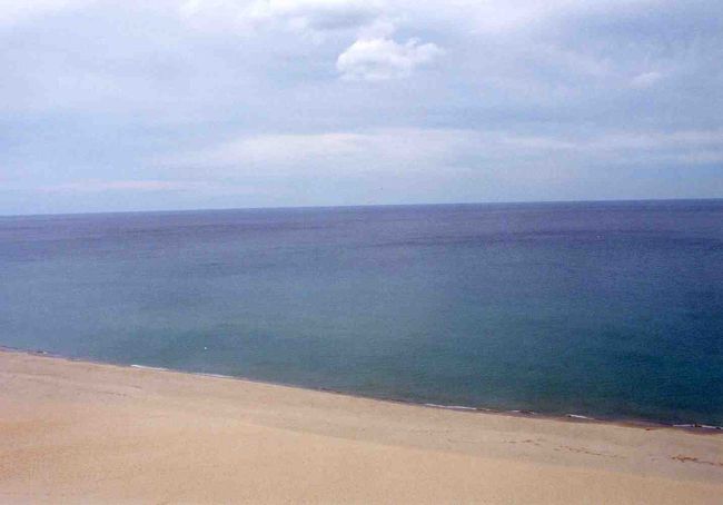 砂丘の上からの景色。<br />きれいな海が見えます。