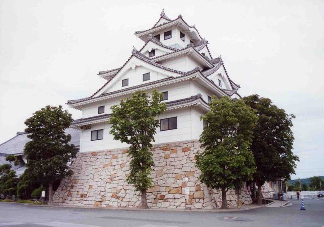 こう見えて、お土産屋さん！『お菓子の壽城』です。<br />鳥取の地震で倒壊して3000万円かけて修復したのだとか。