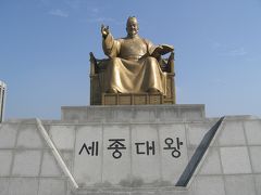 ハングル文字を導入した世宗（セジョン）大王像。

４０代後半の姿だそうです。
慈悲深い、やさしい眼差しでソウルの街を見ています。