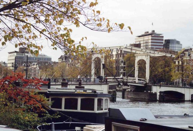 マヘレのハネ橋。<br />夜はライトアップされます。