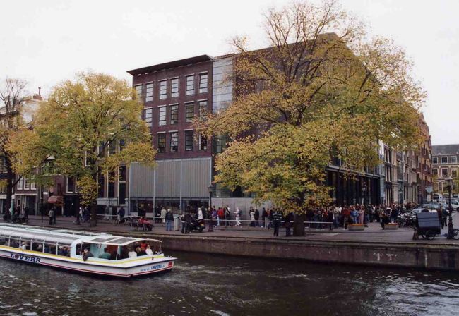 アンネ・フランクの家。<br />大行列ができてます。