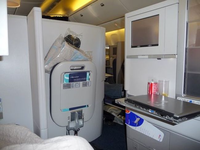 ロンドンから乗った英国航空のB-777のクラブワールド。　アクラまでは６時間ちょっと。