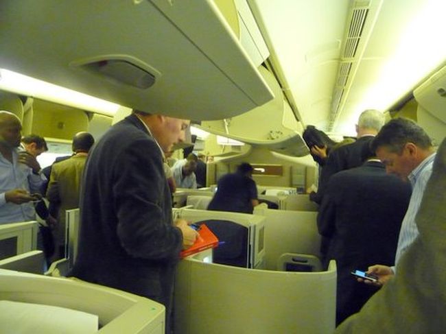 機内は欧米からのビジネス客で満席。　