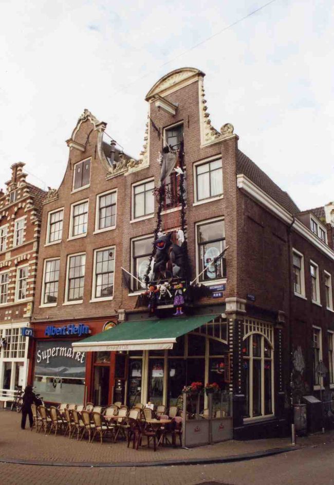 ハロウィンの飾り付けをしているアパート発見。