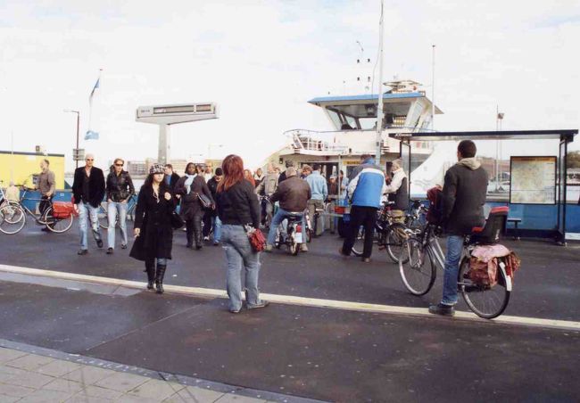 アムステルダム中央駅の北側から出ている水上バス。<br />なんと無料。頻繁に出ていて、対岸に自転車を持って渡れる。行き先が何か所かあるとのことなので、間違えないように気をつけましょう。