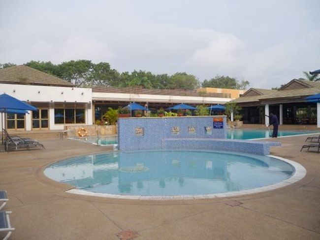 昼間は蒸し蒸しして暑いのでプールがあるのがうれしい。