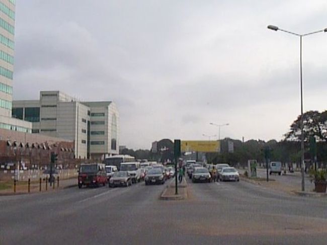 ホテルから空港まで続く、アクラのメインストリートの独立道り。