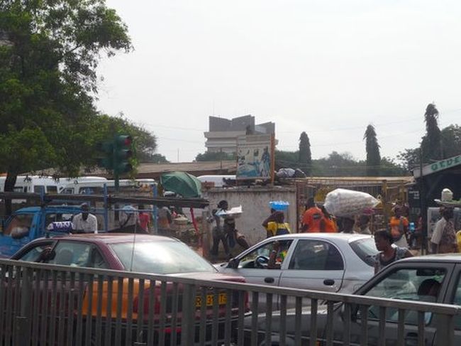 マコラマーケットのミニバスターミナル。　すごい人です。