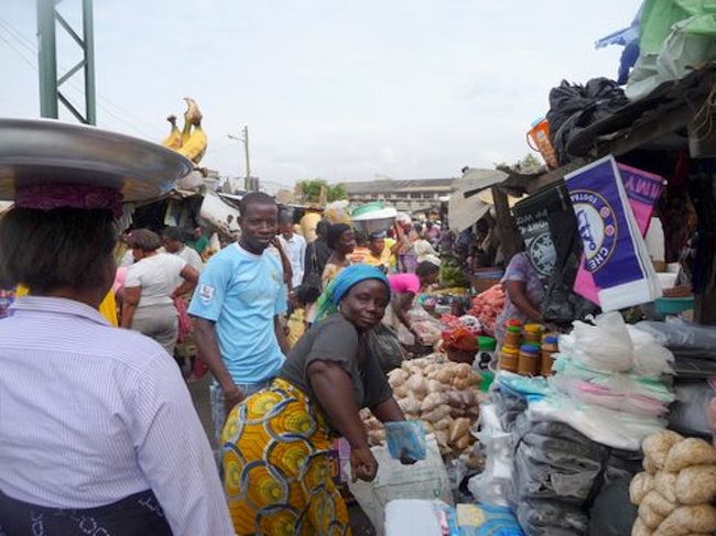 マコラマーケット。　頭に載せたプランテインが可愛い。