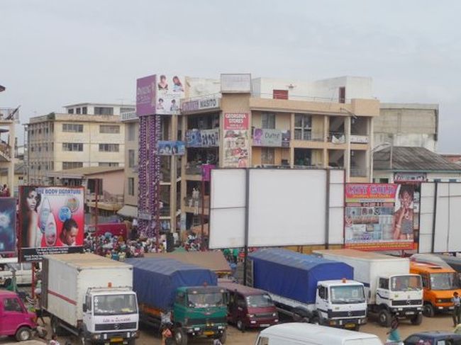 ショッピングモールの駐車場。