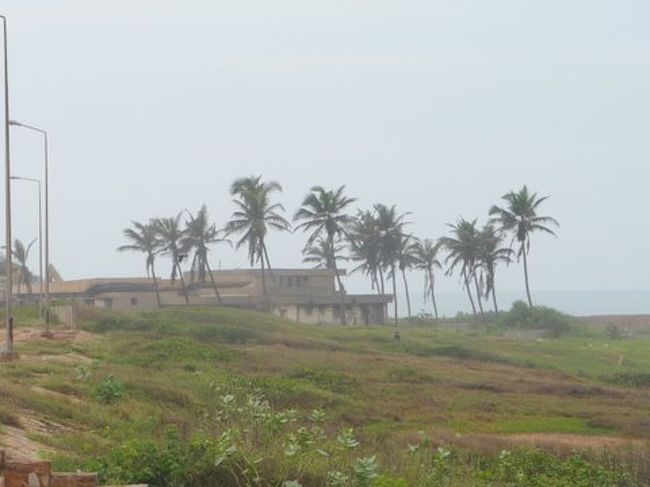 広場の後ろはギニア湾。