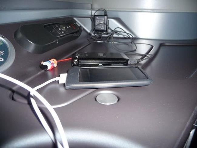 機内でIPODと携帯電話は充電。