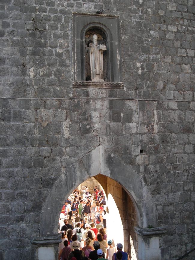 8/8(日)<br />ホテル前から市バスに乗って旧市街へ(チケットはキオスクで購入・Kn8/１人)。パスの本数はそこそこあって便利だが、いつ乗っても混んでいる。もうギューギュー詰め。前乗り・後降りなんだけど、運転手さんに切符を刻印してもらって後ろのドアから乗り込んだことも。バカンスシーズン真っ只中だったせいかも・・。バスの中は「どこで降りるの？」みたいな会話がいろんな言語で飛び交ってました。<br /><br />そしてこの写真がピレ門。スゴイ人でしょ。まだ朝9時。