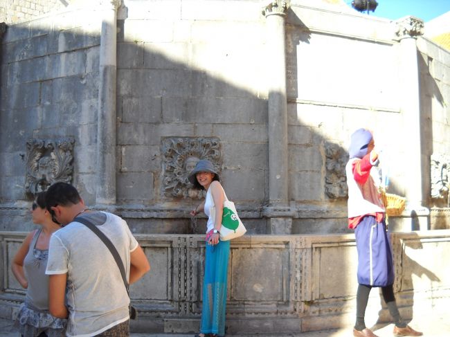 ピレ門をくぐると右手にオノフリオの大噴水があります。<br />