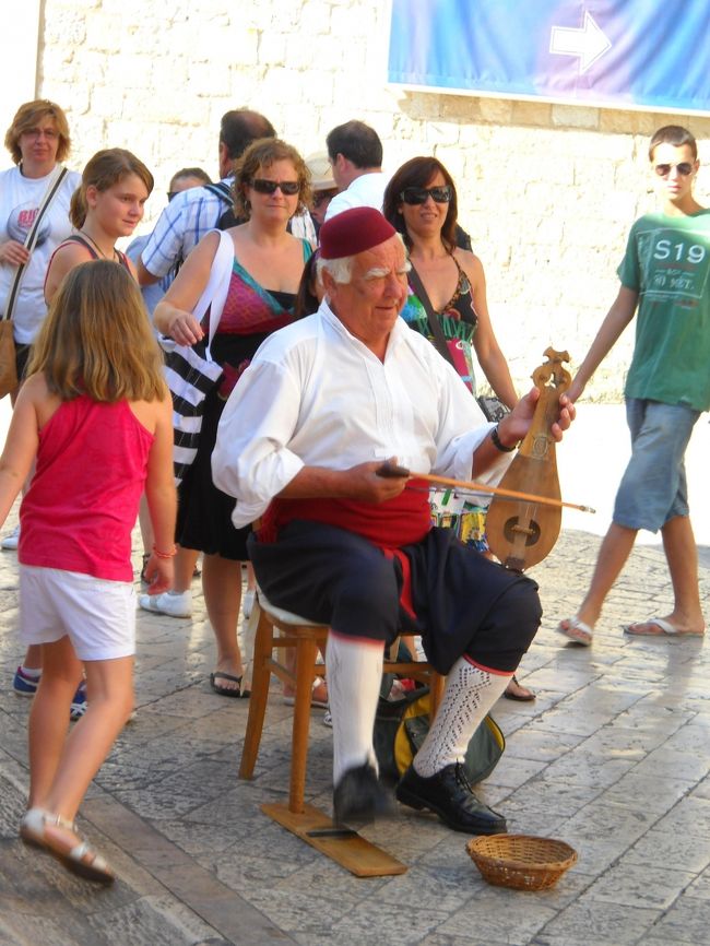 民族音楽を演奏するオジサン。<br />他にオウムと一緒に写真を撮ってくれる人もいました。<br />