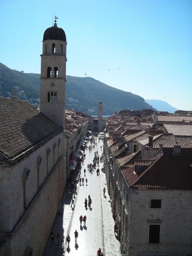 まずは城壁巡り。(入場料・Kn70/１人)<br />城壁に上る階段を登るだけで息切れがします。急で長い階段です。<br /><br />プラツァ通りです。この時間はまだ人も少なめ。昼前には「今日はお祭りか？」と思えるほどの人出になります。