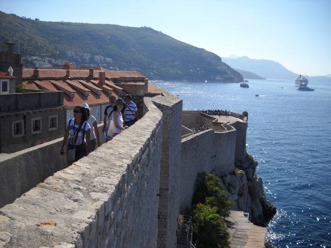 この時間はまだそれほど人も多くなくて歩きやすかったです。しかし、お日様はもうカンカン照り。暑いです。