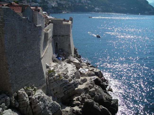 城壁の下の岸壁にカフェがあるの・・？