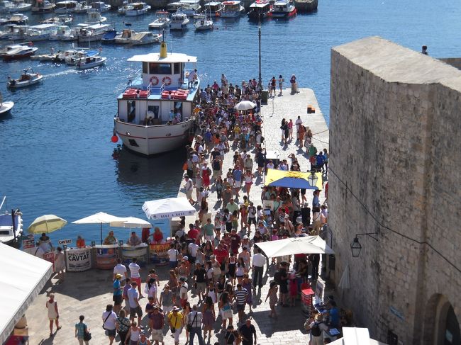 船からはたくさんの人が降りてきます。