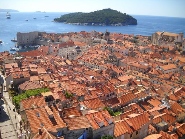 山側の城壁からは旧市街と海、そしてロクルム島が見渡せます。<br />途中何度も休憩しながら、ぐるっと一周して１時間半ほど。意外と短時間で巡れました。