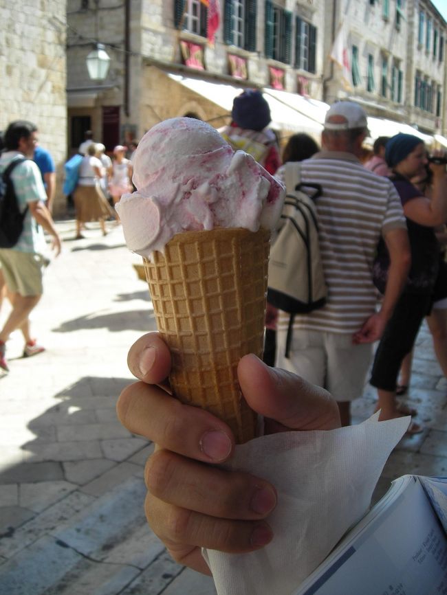 歩き疲れたし、暑いし。アイスクリームでも食べんとやってけんわい！(Kn10/１個)