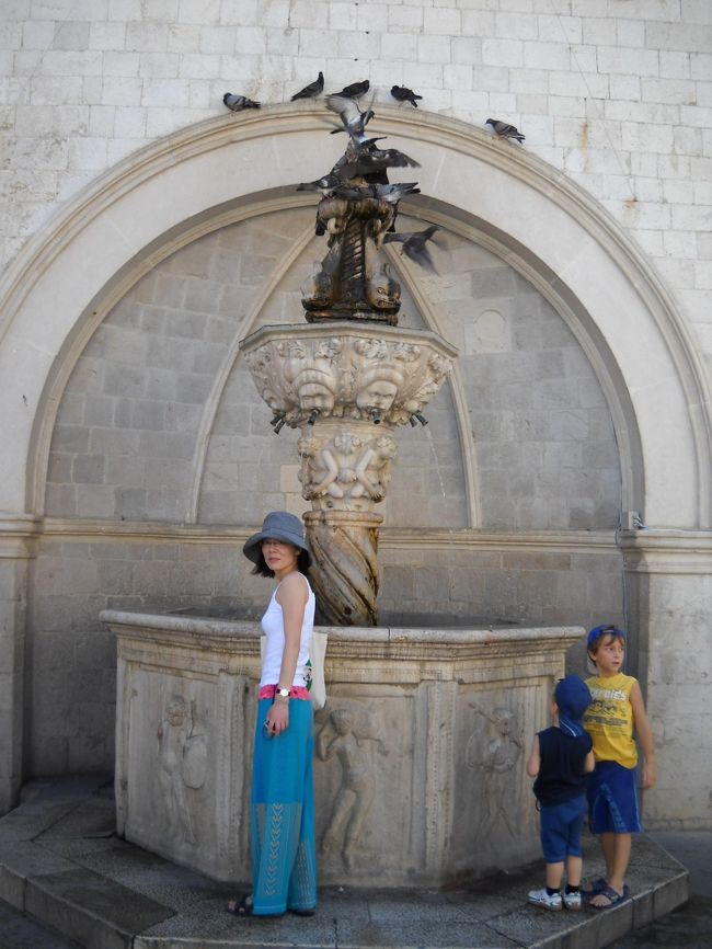 こちらはオノフリオの小噴水。<br />大噴水に比べて人々の関心度はかなり低い。<br />