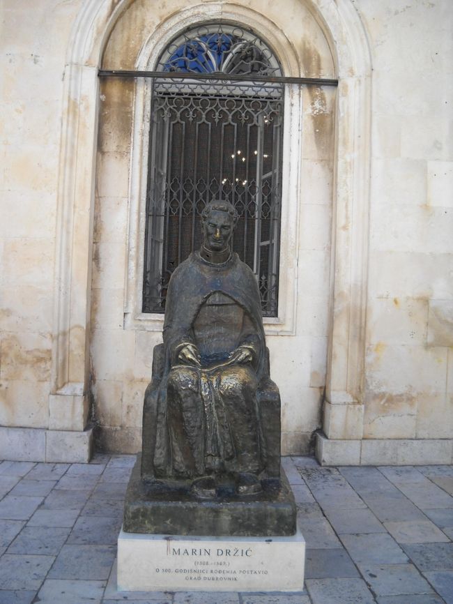 この人は誰だろう？皆が膝の上に乗って記念撮影をするので膝の上がピカピカに磨かれてました。有名な人？