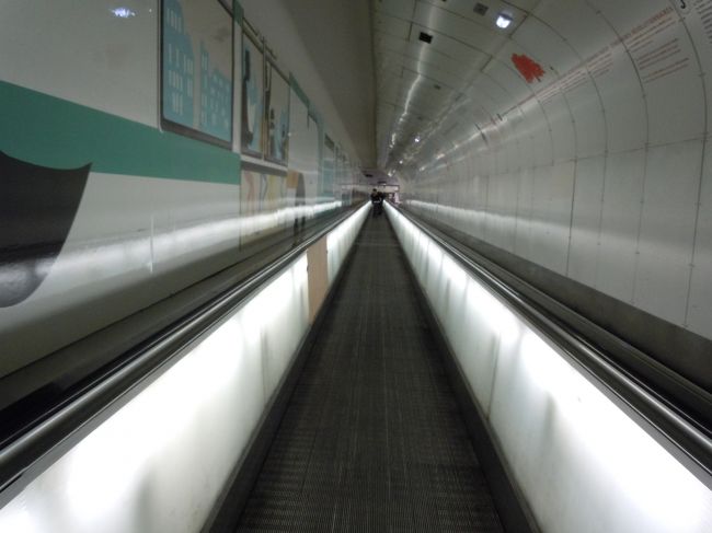 モンパルナスに到着、地上への長い動く歩道