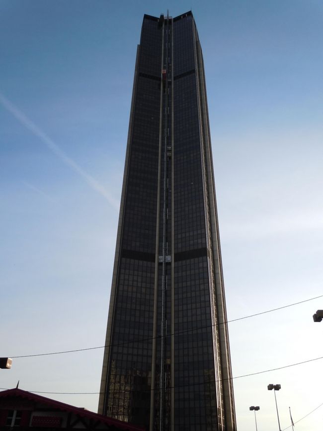 後ろを振り返り、出口からモンパルナスタワーがそびえ立っています。