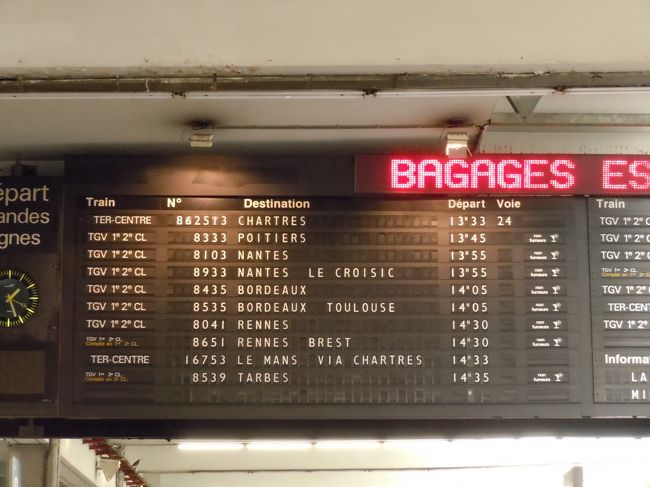 レンヌ行きは、どこか？　ホームがわかりません。<br />掲示板にも、ラインの表示がありません。<br />しばらく待つと、出発１５分前に乗車する列車のホームが表示されました。いくつかの列車が表示されたので、待っていた人が一斉に目的の列車へ移動を開始しました。<br />なるほど〜　と思いながら私もいざ！