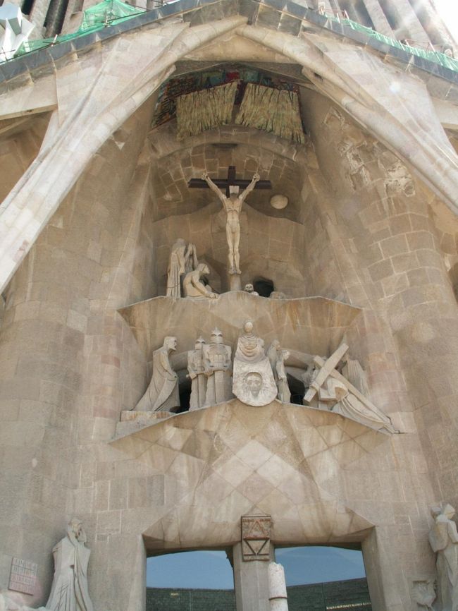 中段の右側はゴルゴダの丘に登る途中、イエスが２度目に倒れた場面。<br />ゴルゴダの丘への道で出会った少女の像もあります。<br /><br />左側は一連の彫刻の制作者であるスビラックスがガウディへのオマージュとして作ったものです。<br />左端がガウディ本人、右側はラ・ペドレラの煙突を模した兜をローマ兵たちにかぶらせたもの。<br /><br />下段の左が「ユダの接吻」右が「ペテロの否定」<br /><br />