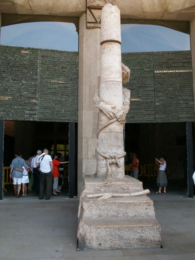 裏にまわります。<br /><br />「鞭打ちの刑に処されるイエス」<br /><br />福音の扉の前にあるこの像は、ペテロの否定とユダの裏切りの間に置かれています。<br />足元のリアルな結び目は、イエスが受けた肉体的な拷問を象徴しています。