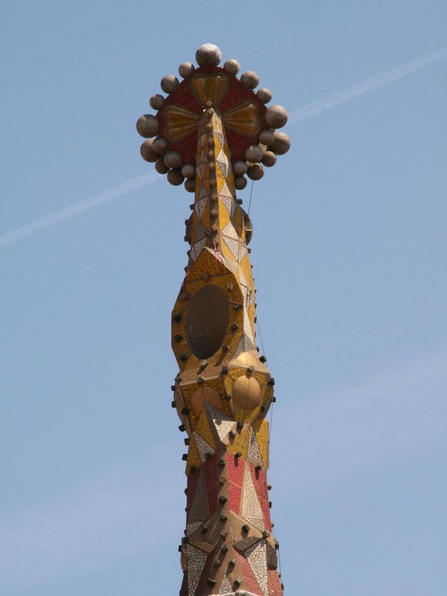 「使徒の塔」　高さは１００〜１１８ｍ。<br /><br />ピクナルの先端の紋章は司教冠を表し、表の面に黄金の十字架、裏面にそれぞれが象徴する使徒の頭文字が書かれています。<br /><br />丸い空洞のある部分は牧杖を表し、牧杖の曲線に似せるためやや傾いています。<br />その下の黄色で丸く隆起しているのは、権威を象徴する指輪を表しています。