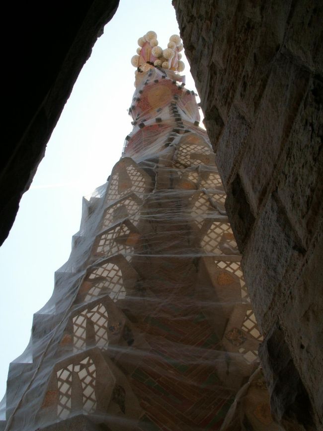 「祈祷文」<br /><br />鐘楼に書かれた６行の文字は「ホサンナ」と「エクセルシス」の語を交互に並べたもの。<br />文字はすべて六角形の紋に書かれています。