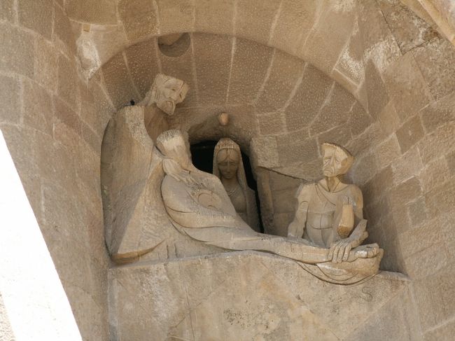 「埋葬」<br /><br />布に包まれたイエスの体を、アリマテアのヨセフとニコデモが埋葬しています。<br />ひざまずいているのは聖母マリア。<br />マリアの頭上に小さく見えているのが、神聖さと復活を象徴する「卵」。