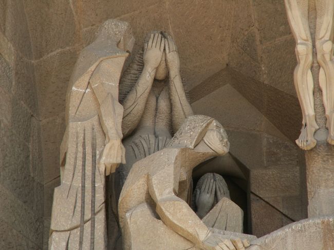 イエスの左にはマグダラのマリアがひざまずき、聖母マリアがヨハネに慰められています。<br />