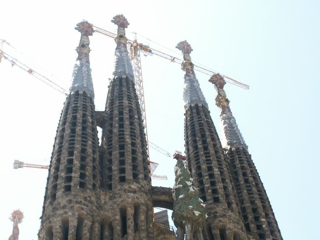 唯一ガウディの生前に誕生した「生誕の門」の塔。高さ約１００ｍ。<br />３つの門はそれぞれ４本の塔で構成され、それは１２使徒を表します。